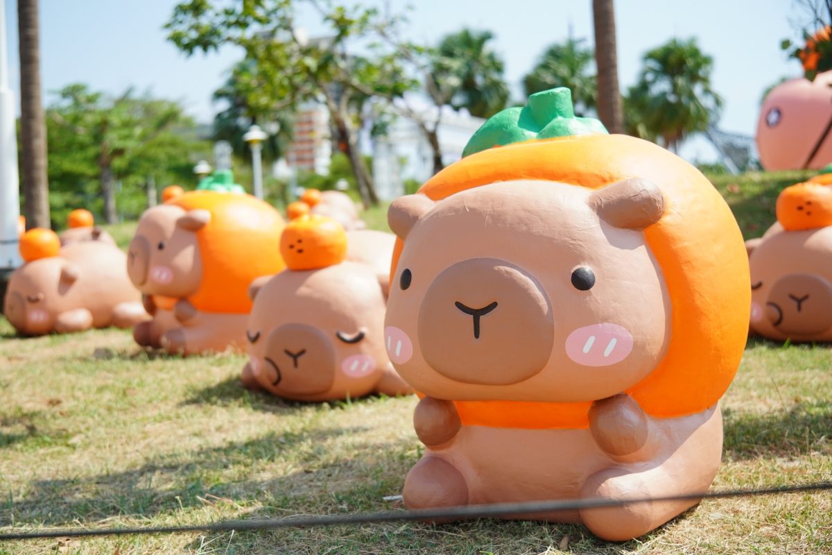 卡比胖拉出沒台南安平漁人碼頭！12公尺高充氣玩偶、50隻紙雕水豚萌翻府城，水豚主題甜點店也別錯過