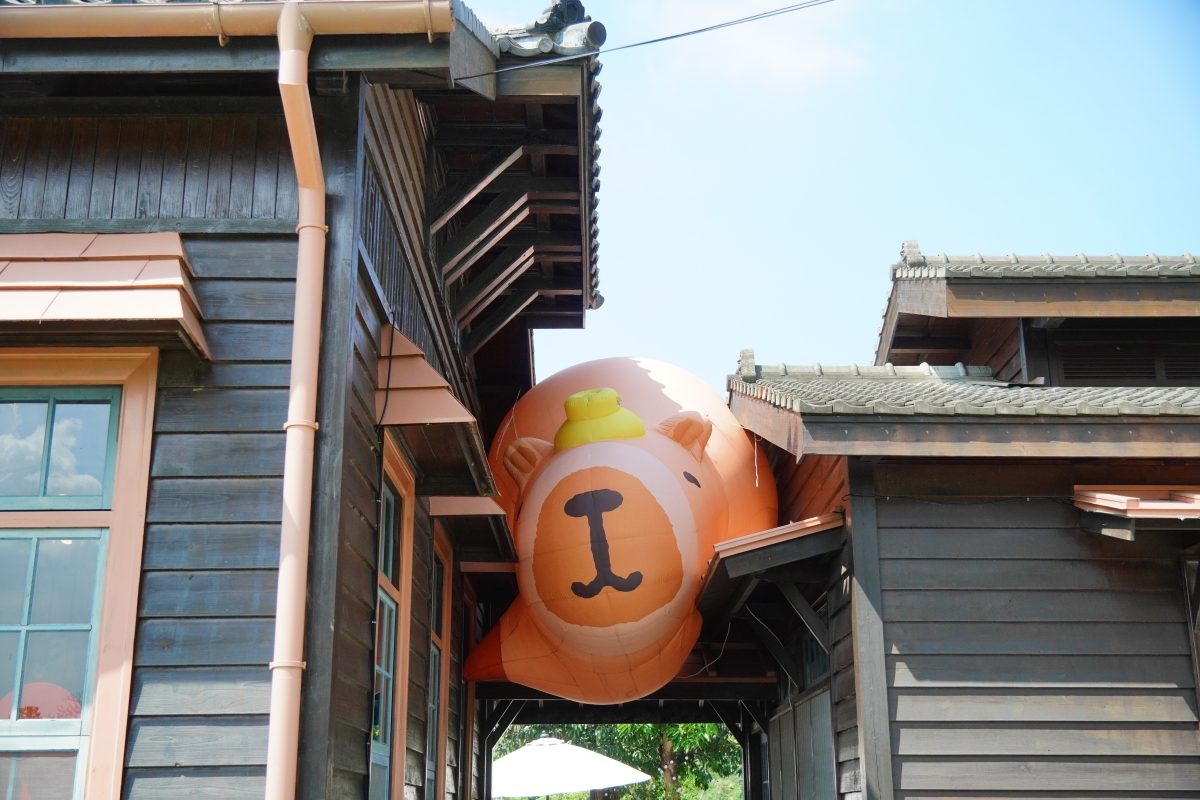 卡比胖拉出沒台南安平漁人碼頭！12公尺高充氣玩偶、50隻紙雕水豚萌翻府城，水豚主題甜點店也別錯過