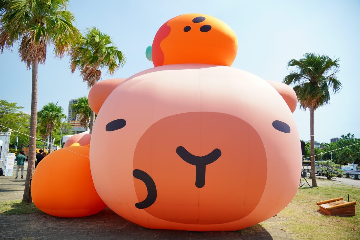 卡比胖拉出沒台南安平漁人碼頭！12公尺高充氣玩偶、50隻紙雕水豚萌翻府城，水豚主題甜點店也別錯過