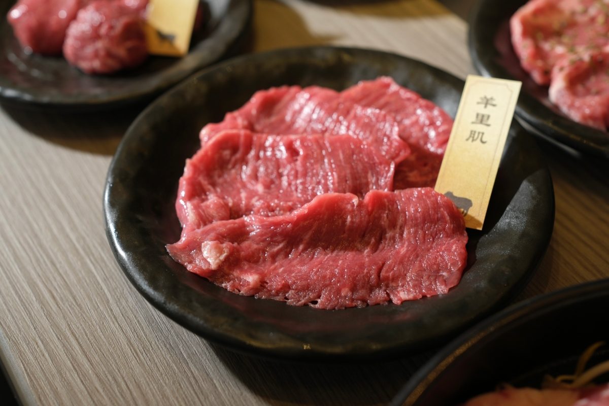 北海道排隊全羊肉燒烤店來開拓店：「旭川成吉思汗大黑屋」插旗台北中山，手切冷藏羊炙燒無騷味