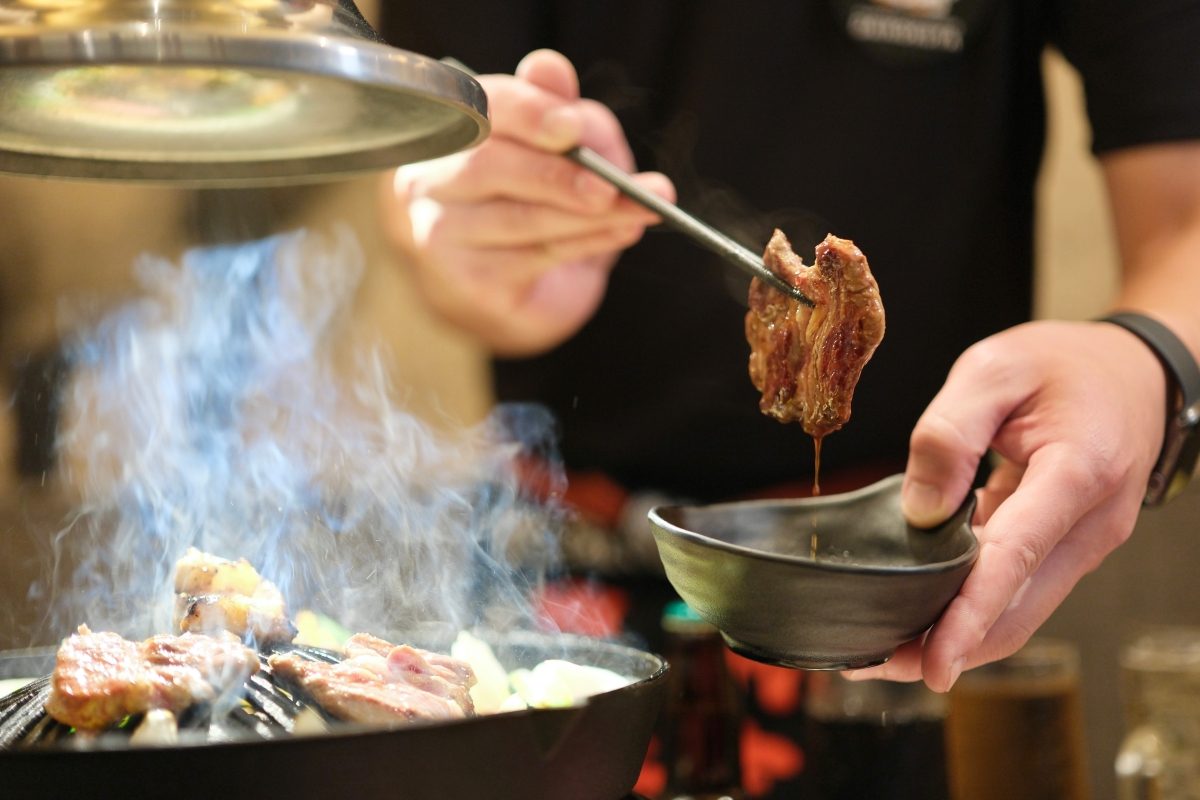 北海道排隊全羊肉燒烤店來開拓店：「旭川成吉思汗大黑屋」插旗台北中山，手切冷藏羊炙燒無騷味