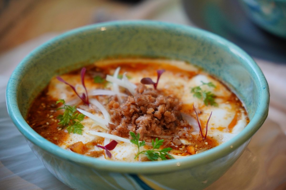 月老都給六個聖筊!東區潮牌豆花「無味定律 Zero Sense」進駐大稻埕 以「月下一生事」許願愛情