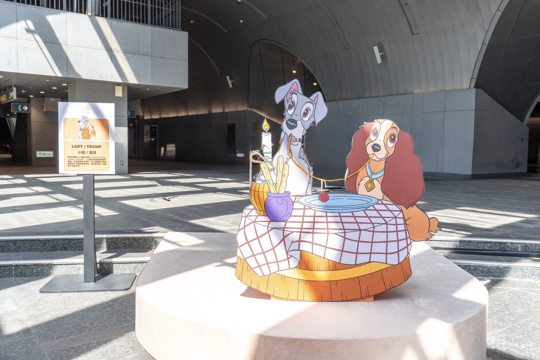 你今天拍了嗎？ 4米高酷跩「魯斯佛」成捷運大安森林公園站最佳明星，動物方程式11月中山站接力