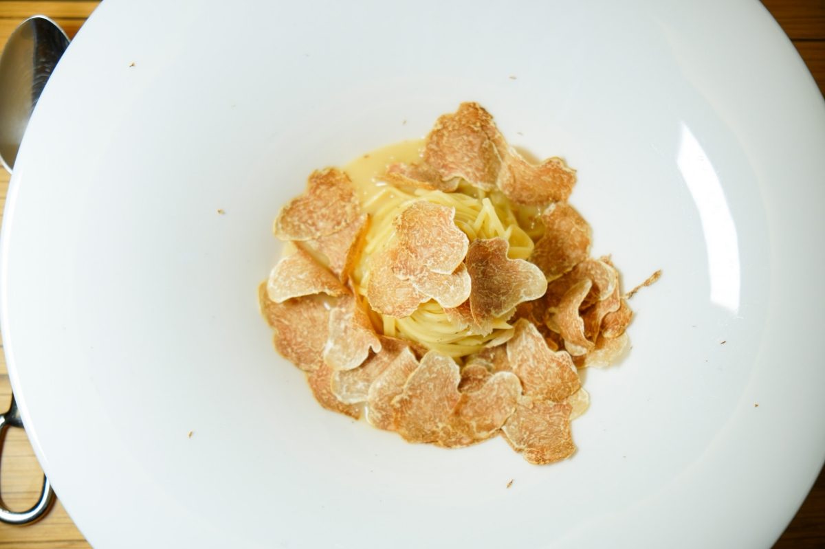 三二行館秋季新菜登場！罕見阿爾巴白松露上桌削片、鱈場蟹與藍龍蝦入菜，用山海滋味開啟秋天的味蕾