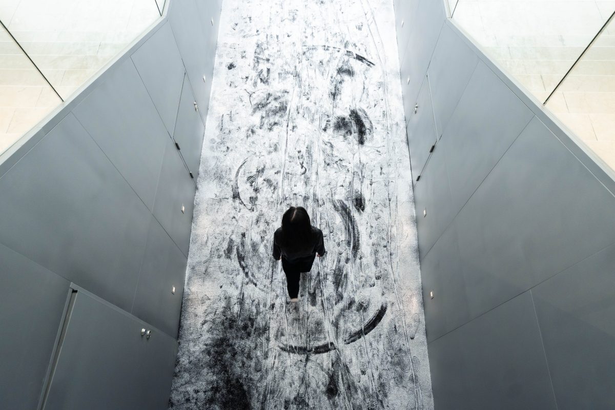 網路明星法咪咪的首場藝術策展!基隆美術館「WE ARE ME — 我(們)到此一遊」揭示社群時代的「觀看奇觀」,聶永真操刀主視覺