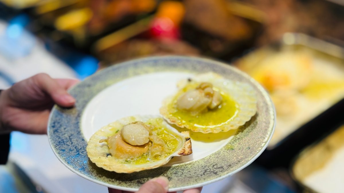 在探索廚房的「鐵板檯」主打現煎鹽昆布燒鮑魚、奶油干貝，假日限定泰國蝦；「爐烤檯」以巴西燒烤為靈感，推出蒜蓉大生蠔、香料奶油大扇貝與馬沙拉烤羊腿，佐以慢火焦香，視覺與嗅覺同步到位。