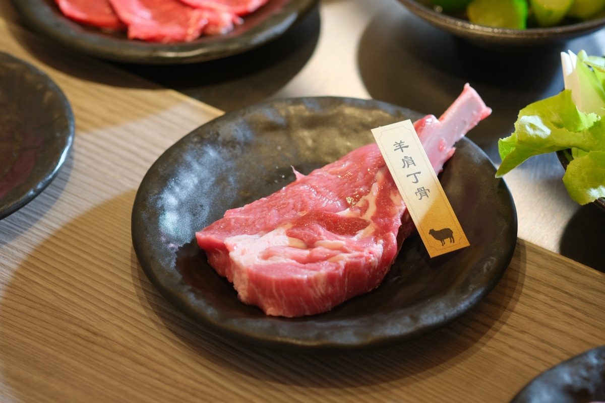 北海道排隊全羊肉燒烤店來開拓店：「旭川成吉思汗大黑屋」插旗台北中山，手切冷藏羊炙燒無騷味
