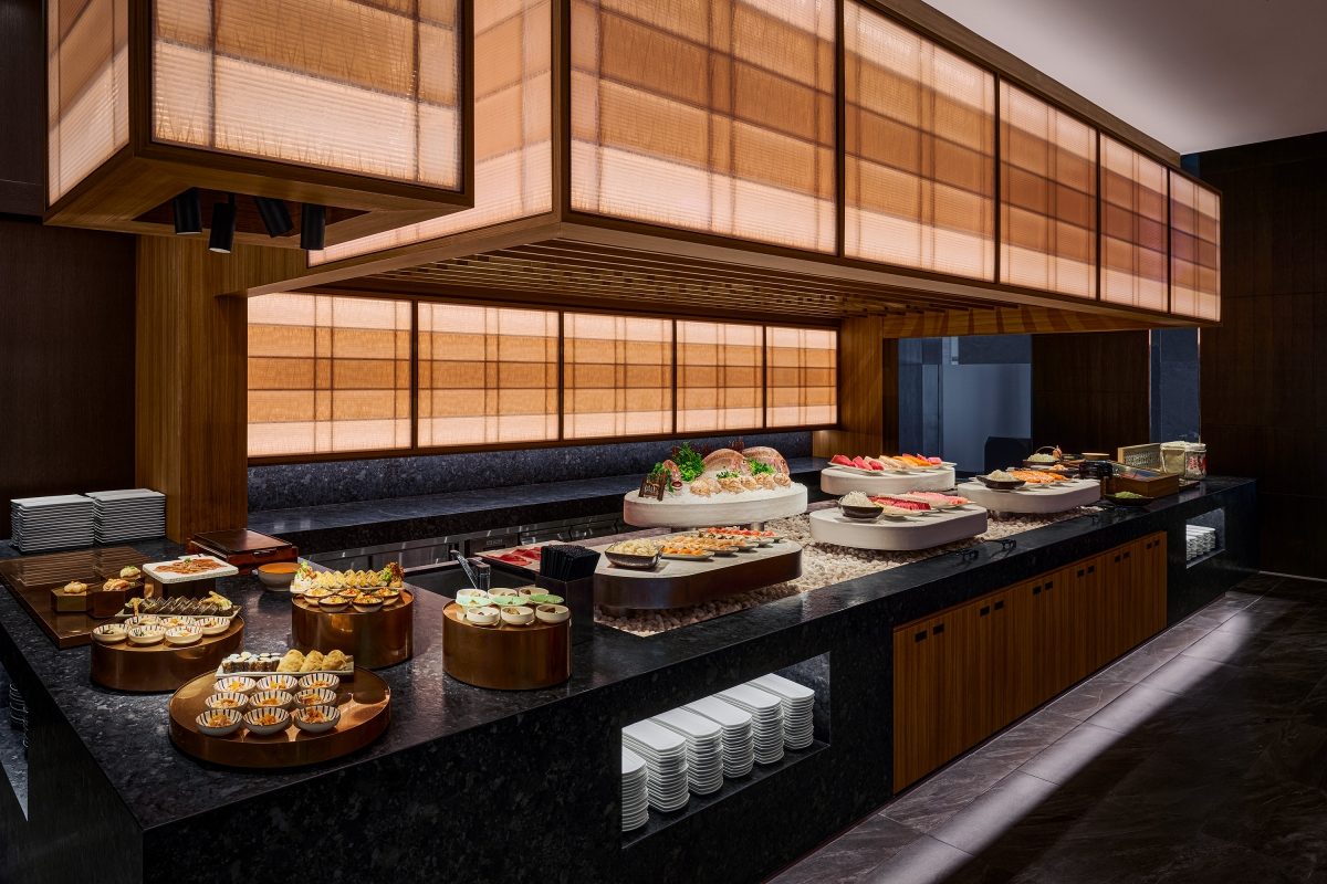 在探索廚房的「鐵板檯」主打現煎鹽昆布燒鮑魚、奶油干貝,假日限定泰國蝦;「爐烤檯」以巴西燒烤為靈感,推出蒜蓉大生蠔、香料奶油大扇貝與馬沙拉烤羊腿,佐以慢火焦香,視覺與嗅覺同步到位。