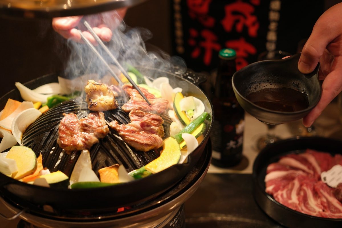 北海道排隊全羊肉燒烤店來開拓店：「旭川成吉思汗大黑屋」插旗台北中山，手切冷藏羊炙燒無騷味