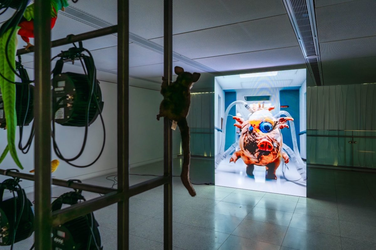 網路明星法咪咪的首場藝術策展!基隆美術館「WE ARE ME — 我(們)到此一遊」揭示社群時代的「觀看奇觀」,聶永真操刀主視覺