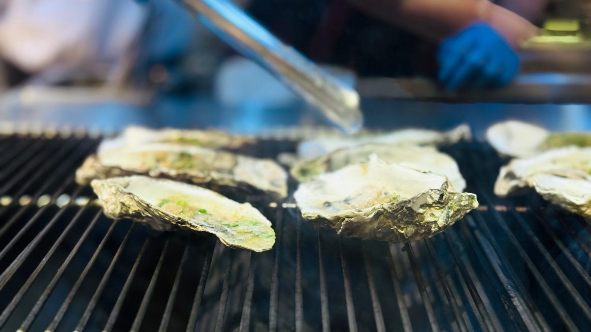 在探索廚房的「鐵板檯」主打現煎鹽昆布燒鮑魚、奶油干貝,假日限定泰國蝦;「爐烤檯」以巴西燒烤為靈感,推出蒜蓉大生蠔、香料奶油大扇貝與馬沙拉烤羊腿,佐以慢火焦香,視覺與嗅覺同步到位。