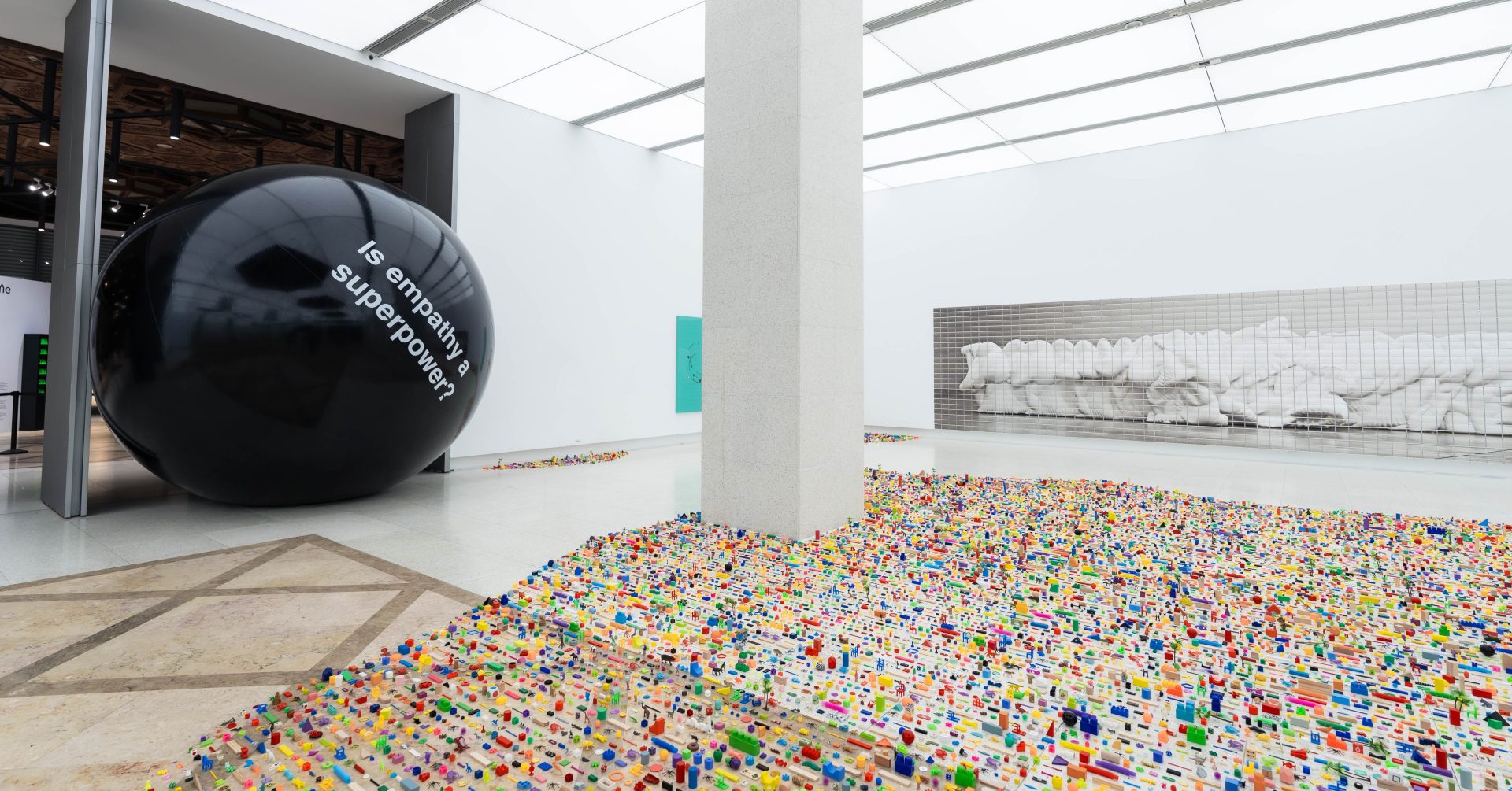 網路明星法咪咪的首場藝術策展！基隆美術館「WE ARE ME — 我（們）到此一遊」揭示社群時代的「觀看奇觀」，聶永真操刀主視覺