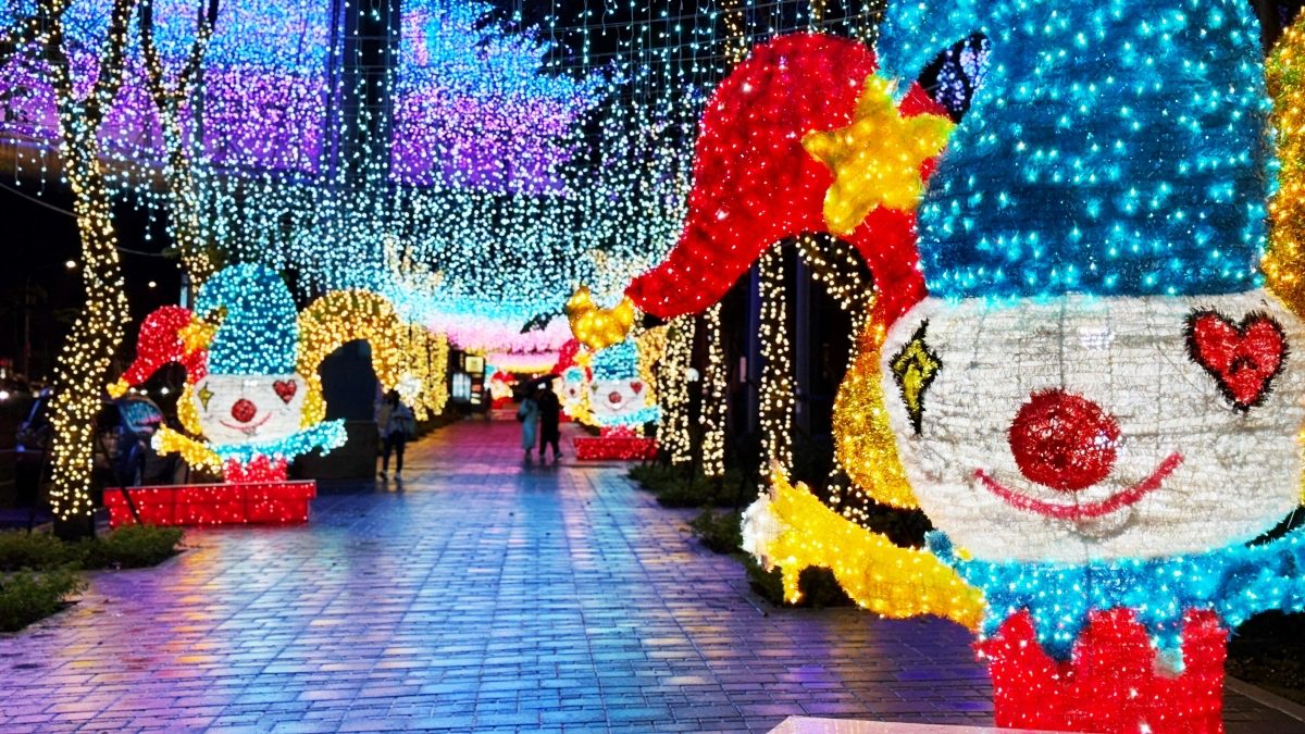 2025新北耶誕城五大打卡攻略彙整:從市政府32樓景觀台可將整座耶誕城盡收眼底