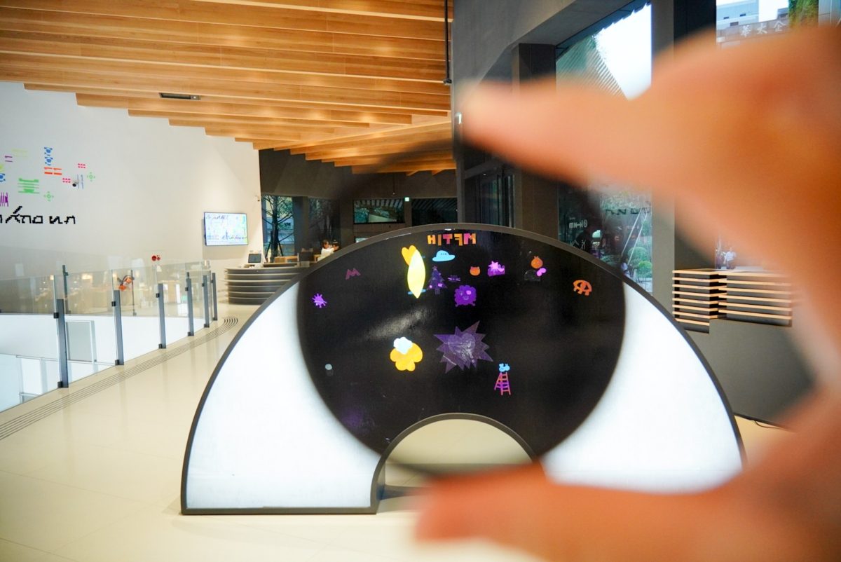 這場展覽得戴上偏光鏡才能看！ 勤美術館新展「Input > Unknown」大玩視覺魔法