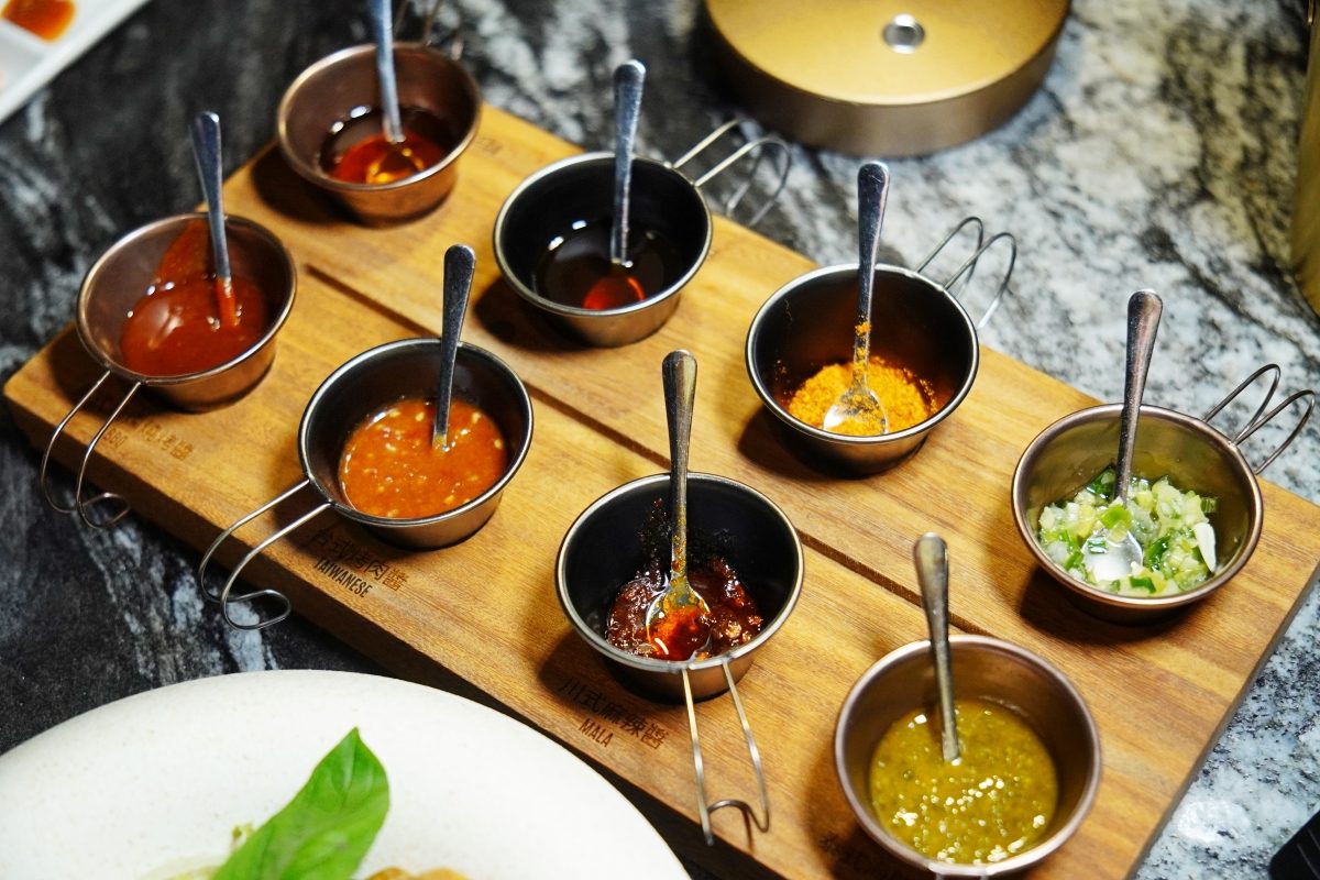 台中餐酒館裡有燒烤、還能喝到 BAR MOOD 的特調：「CHAR CHAR Steak & Bar」重新定義台中宵夜、聚會怎麼吃