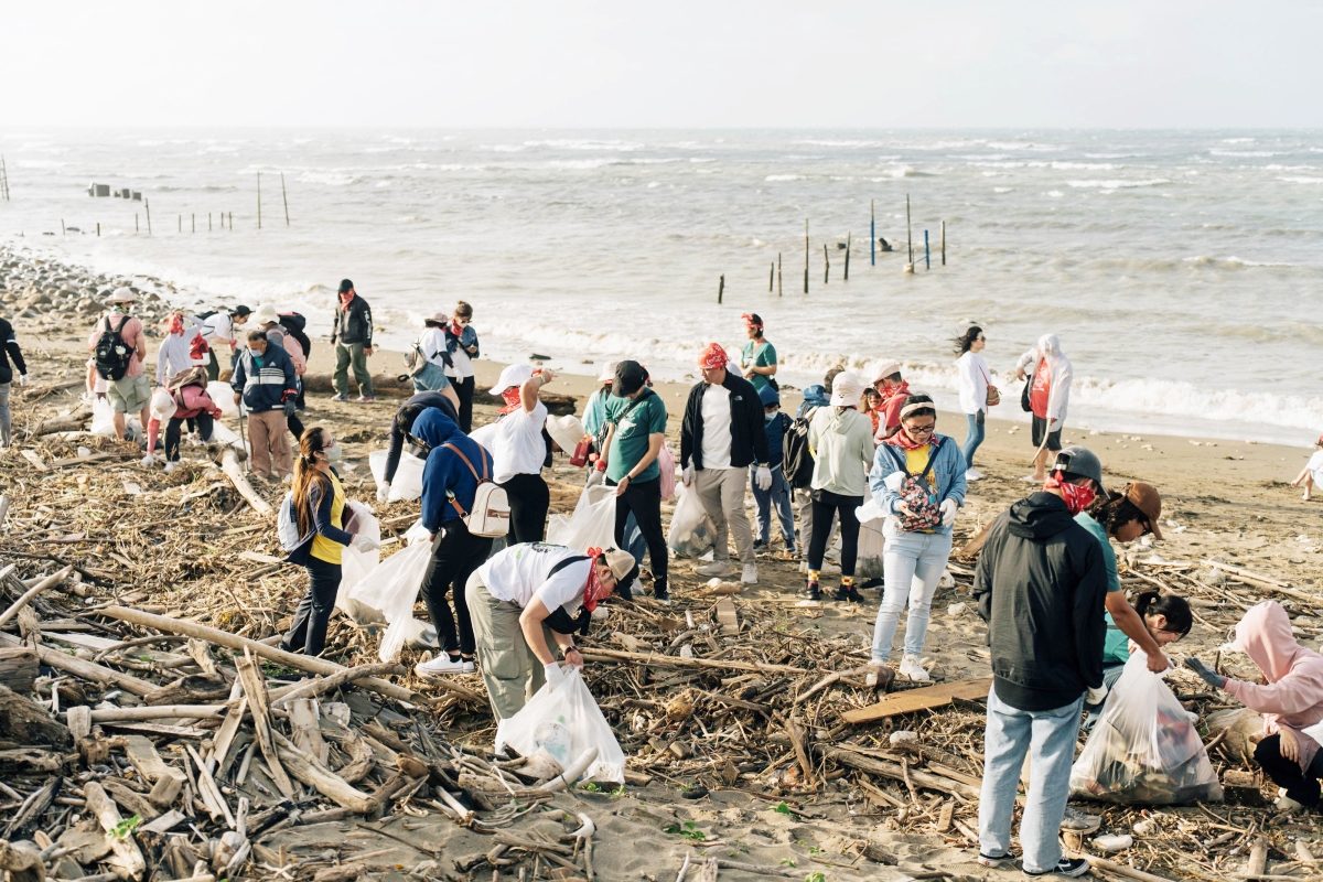 企業帶頭落實環境保護！可口可樂公司攜手環保組織，號招員工一同淨灘