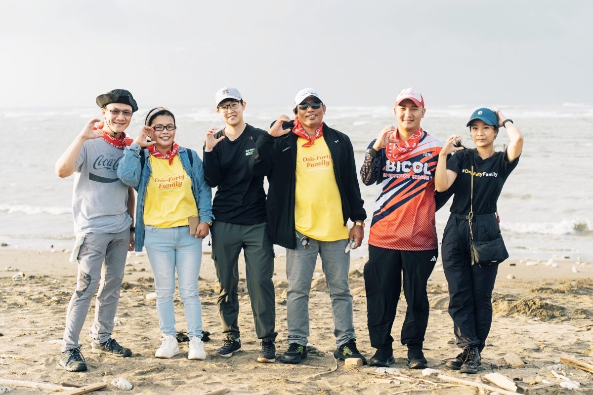 企業帶頭落實環境保護！可口可樂公司攜手環保組織，號招員工一同淨灘