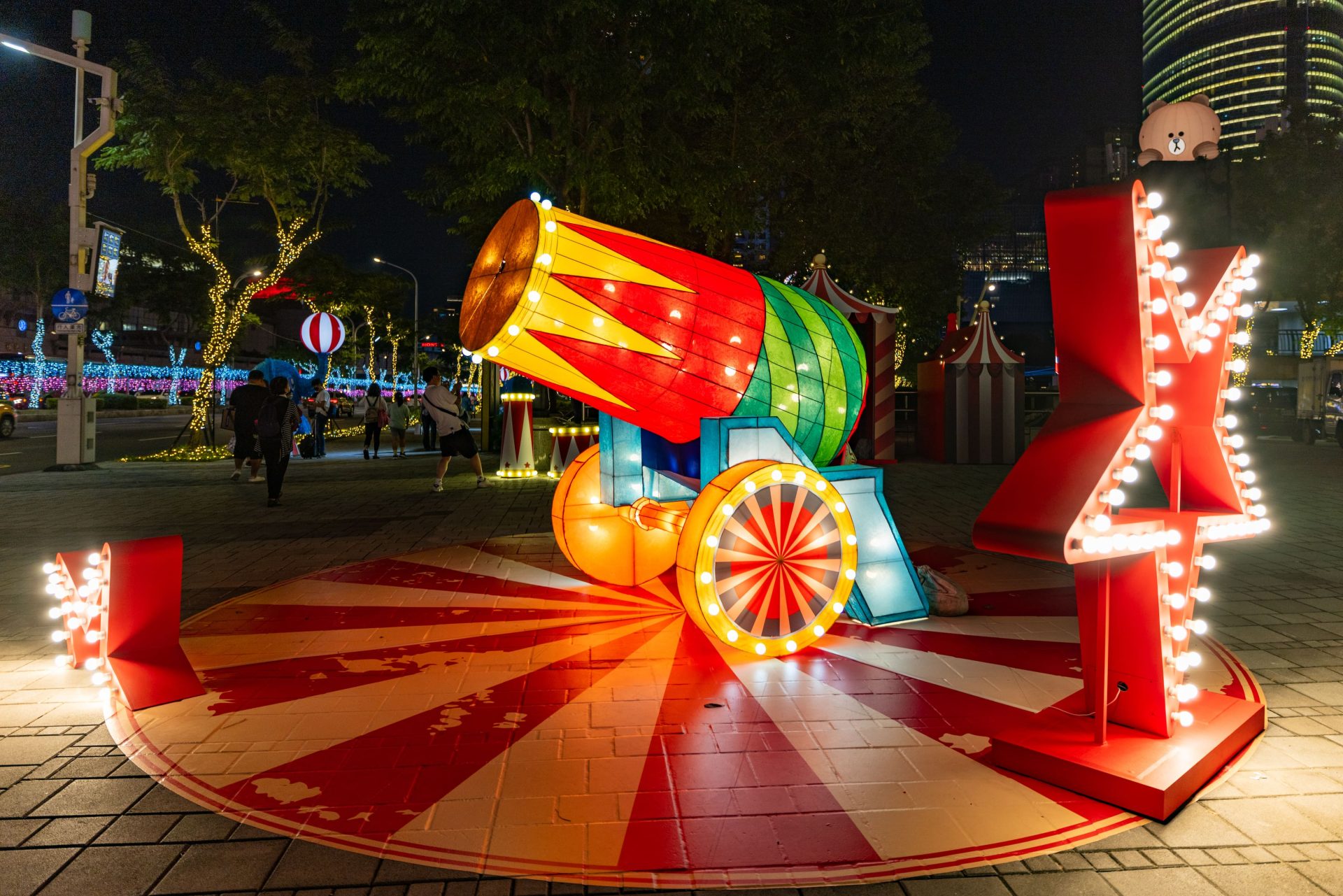 2025新北耶誕城五大打卡攻略彙整:從市政府32樓景觀台可將整座耶誕城盡收眼底