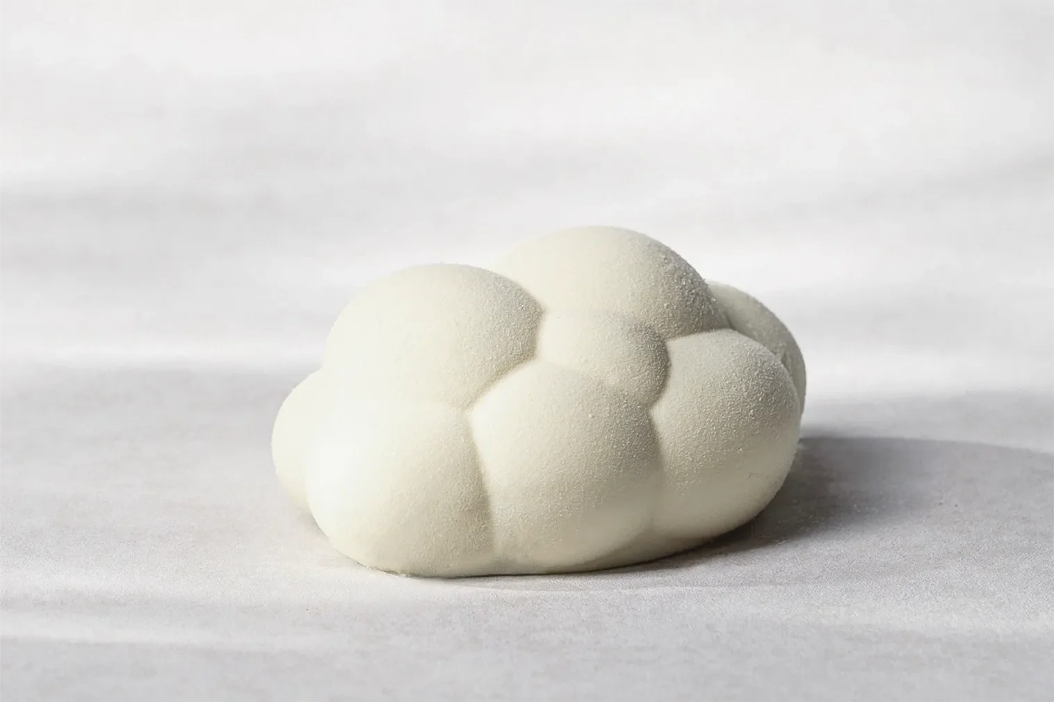 替變動年代帶來一抹平靜：PANTONE用「雲舞白」代表2026的色彩，期望創意能自在呼吸