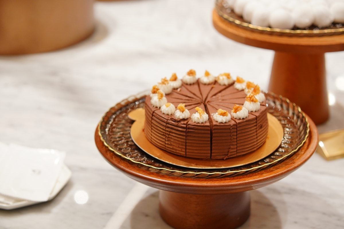 饗賓集團旗下「朵頤牛排」新莊回歸！半自助用餐形式搭配Prime等級排餐，宏匯廣場2樓開幕