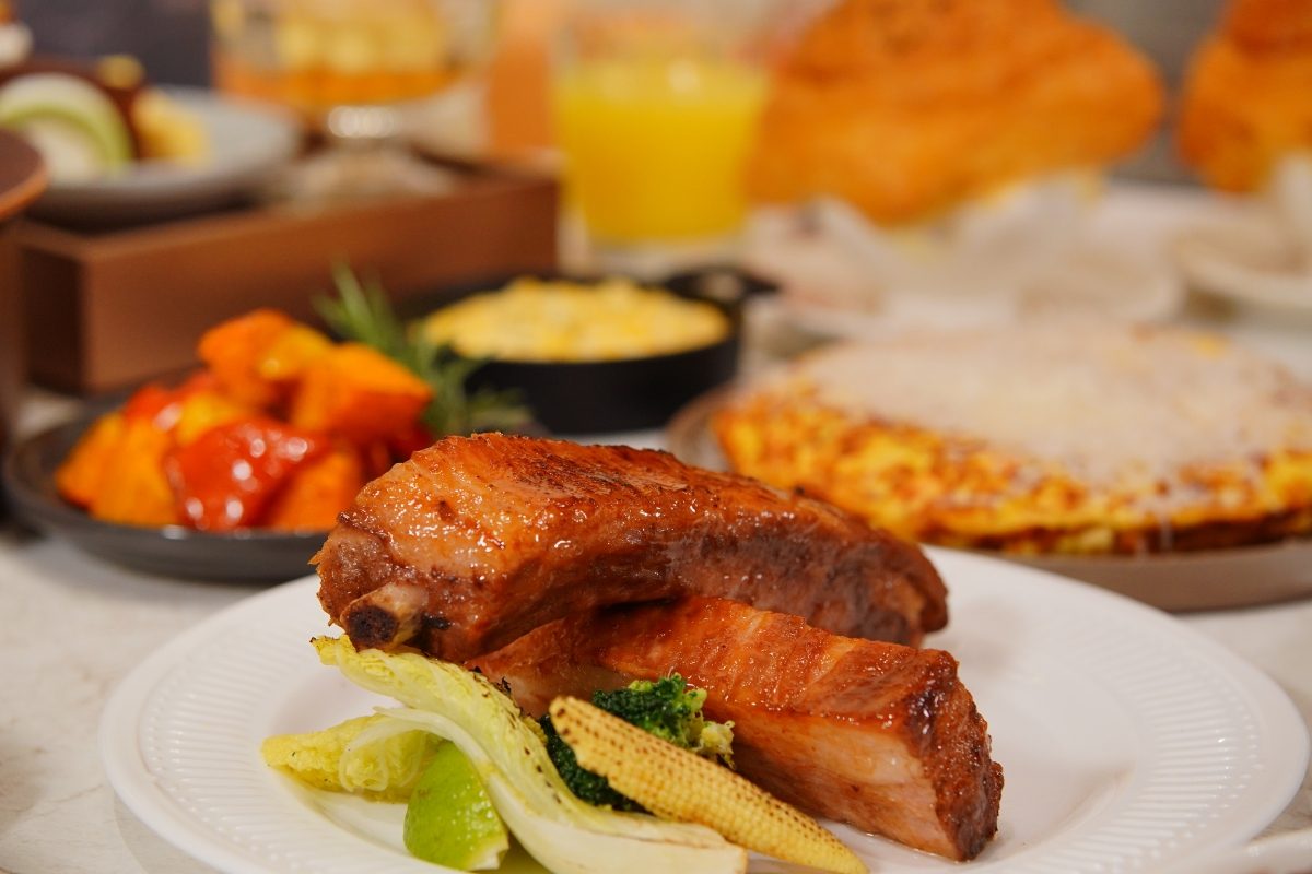 饗賓集團旗下「朵頤牛排」新莊回歸！半自助用餐形式搭配Prime等級排餐，宏匯廣場2樓開幕