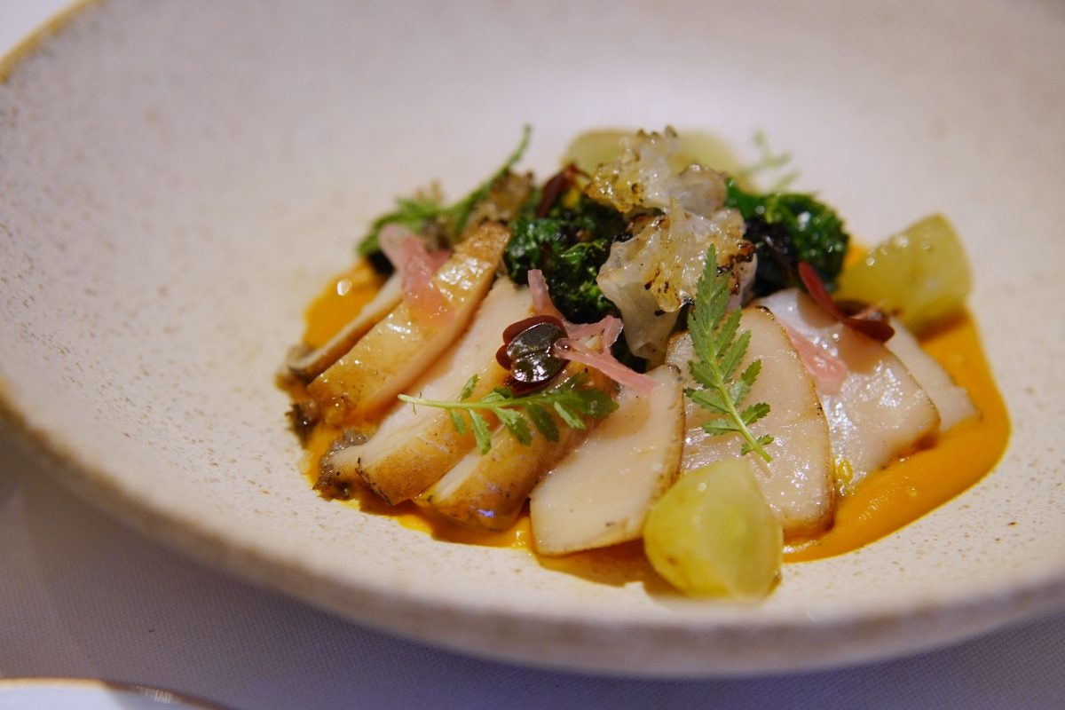 聖誕節聚餐吃什麼？台北嘉佩樂酒店「焰28」打造共享式耶誕饗宴，紅羽春雞成亮點