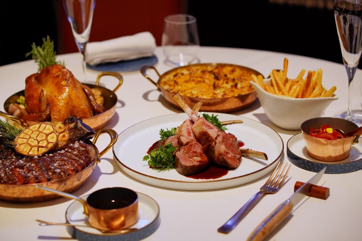 聖誕節聚餐吃什麼？台北嘉佩樂酒店「焰28」打造共享式耶誕饗宴，紅羽春雞成亮點