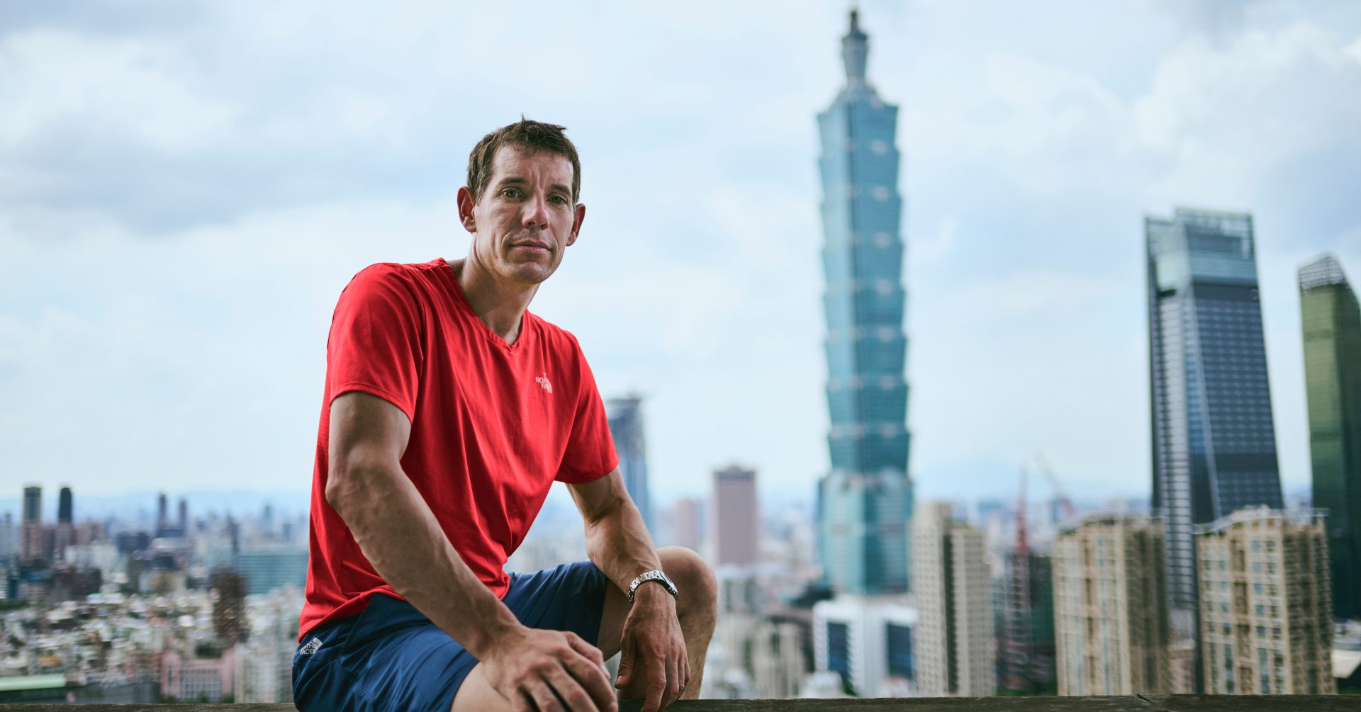 赤手爬上台北101！Netflix直播攀岩者Alex Honnold如何無繩索盤爬508公尺上101頂樓