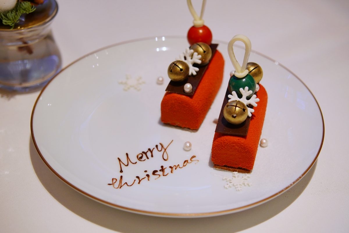 聖誕節聚餐吃什麼？台北嘉佩樂酒店「焰28」打造共享式耶誕饗宴，紅羽春雞成亮點