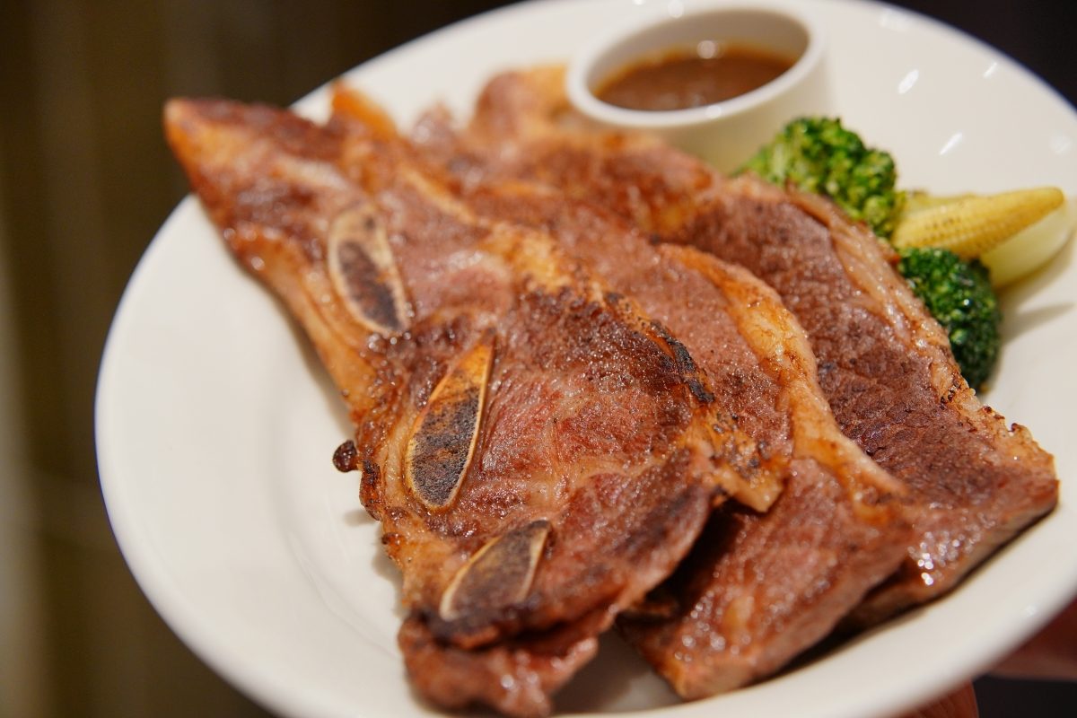 饗賓集團旗下「朵頤牛排」新莊回歸！半自助用餐形式搭配Prime等級排餐，宏匯廣場2樓開幕