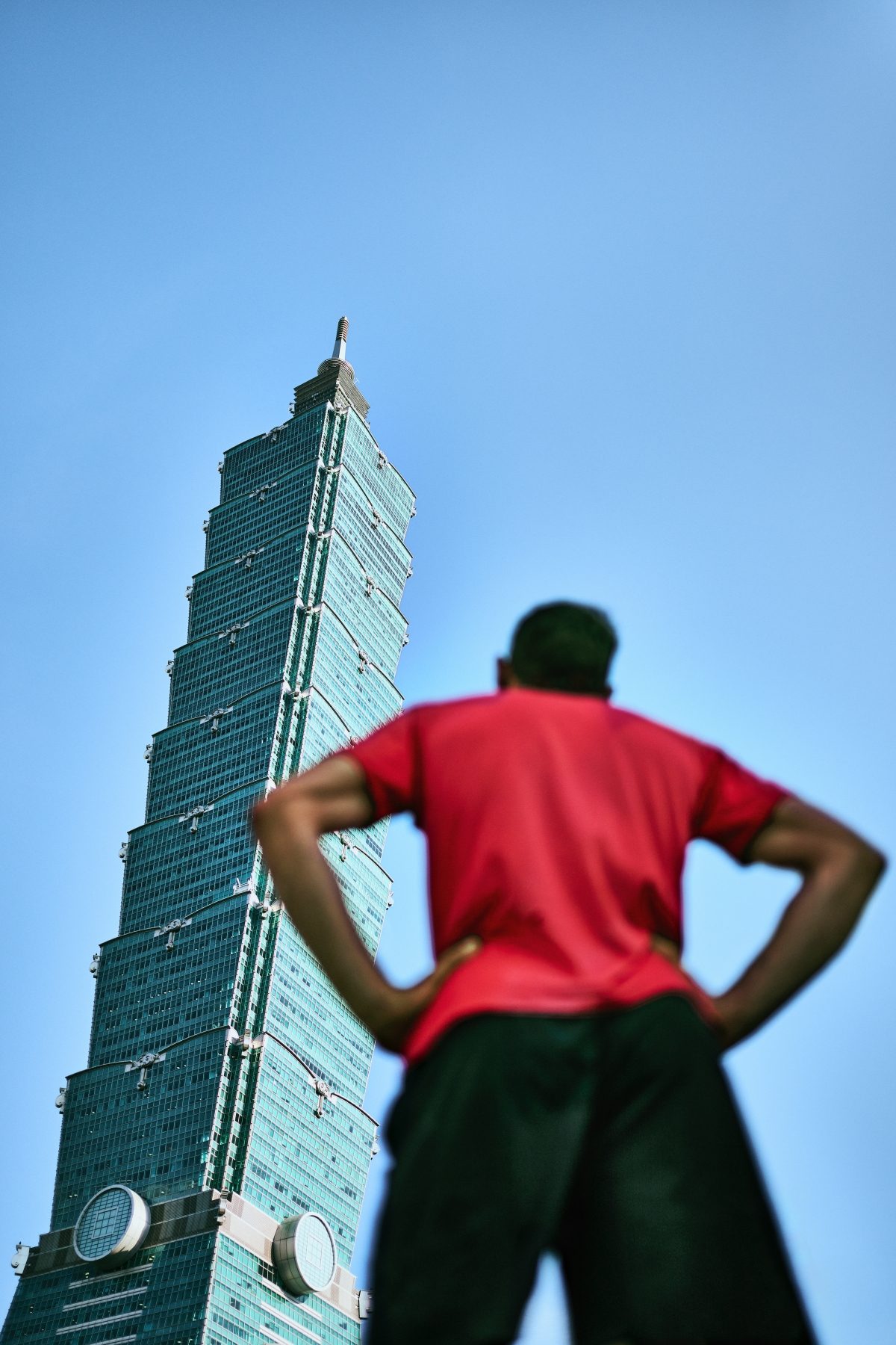 赤手爬上台北101！Netflix直播攀岩者Alex Honnold如何無繩索盤爬508公尺上101頂樓