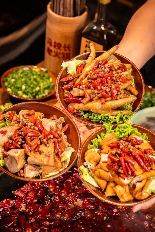 馮校長老火鍋台灣首店落腳台北！黃仁勳也愛吃、秘制香菜牛肉等經典菜移師台灣，開幕詳情整理