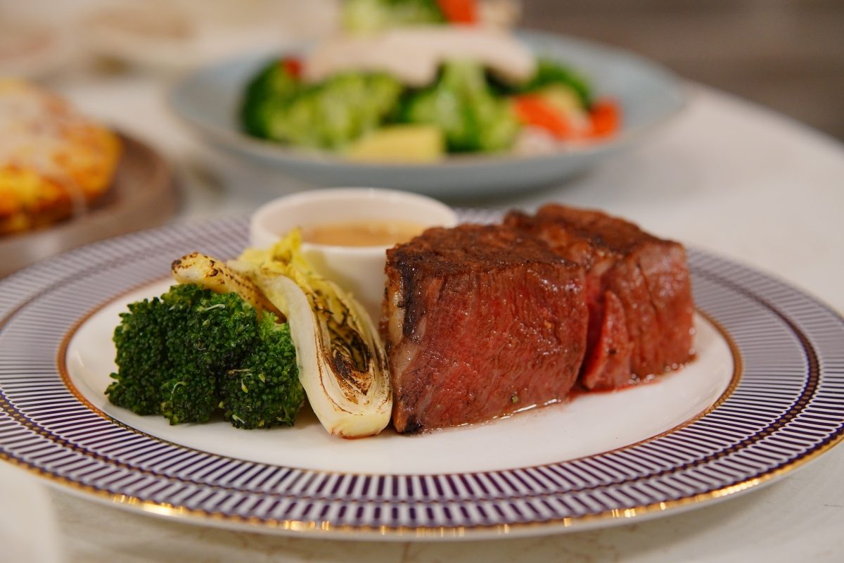 饗賓集團旗下「朵頤牛排」新莊回歸！半自助用餐形式搭配Prime等級排餐，宏匯廣場2樓開幕