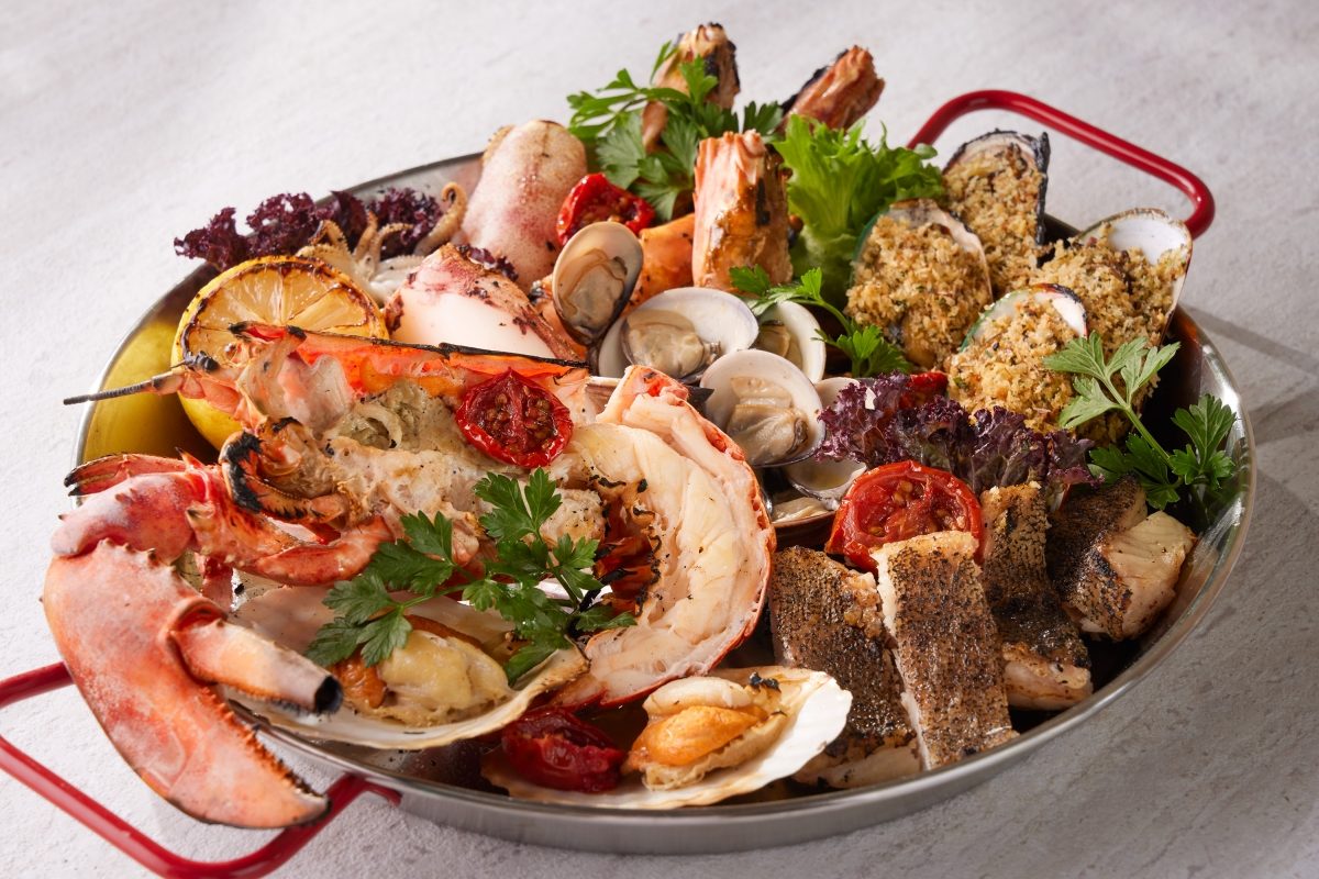 台北上班族聚餐選擇：寒居酒店2樓BeGood餐廳推大份量美義料理，海鮮拼盤與火燒蛋白霜甜點必點