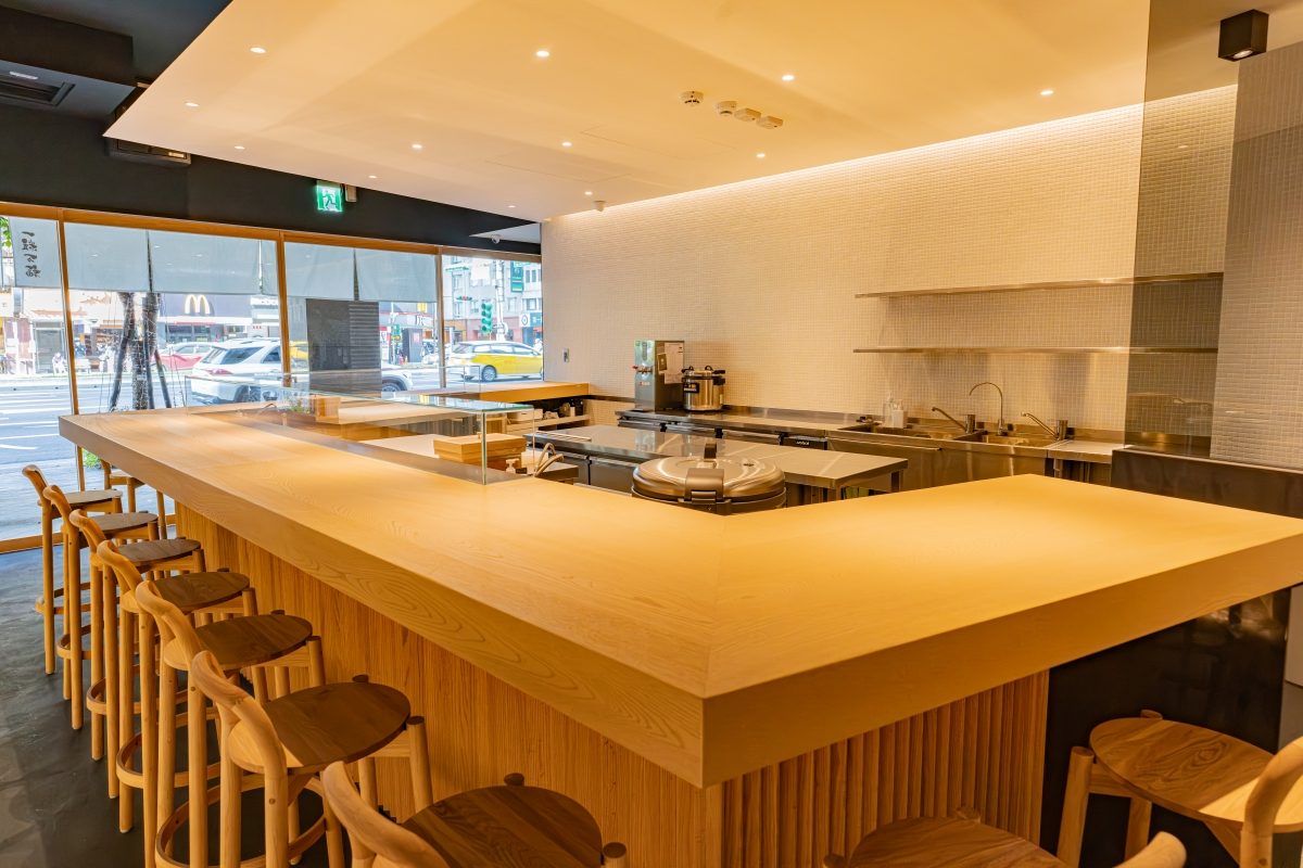 北車必吃日式立食飯糰：東京名店「一粒萬福」飯糰店登台，15種口味自由選配重現日式極簡美味