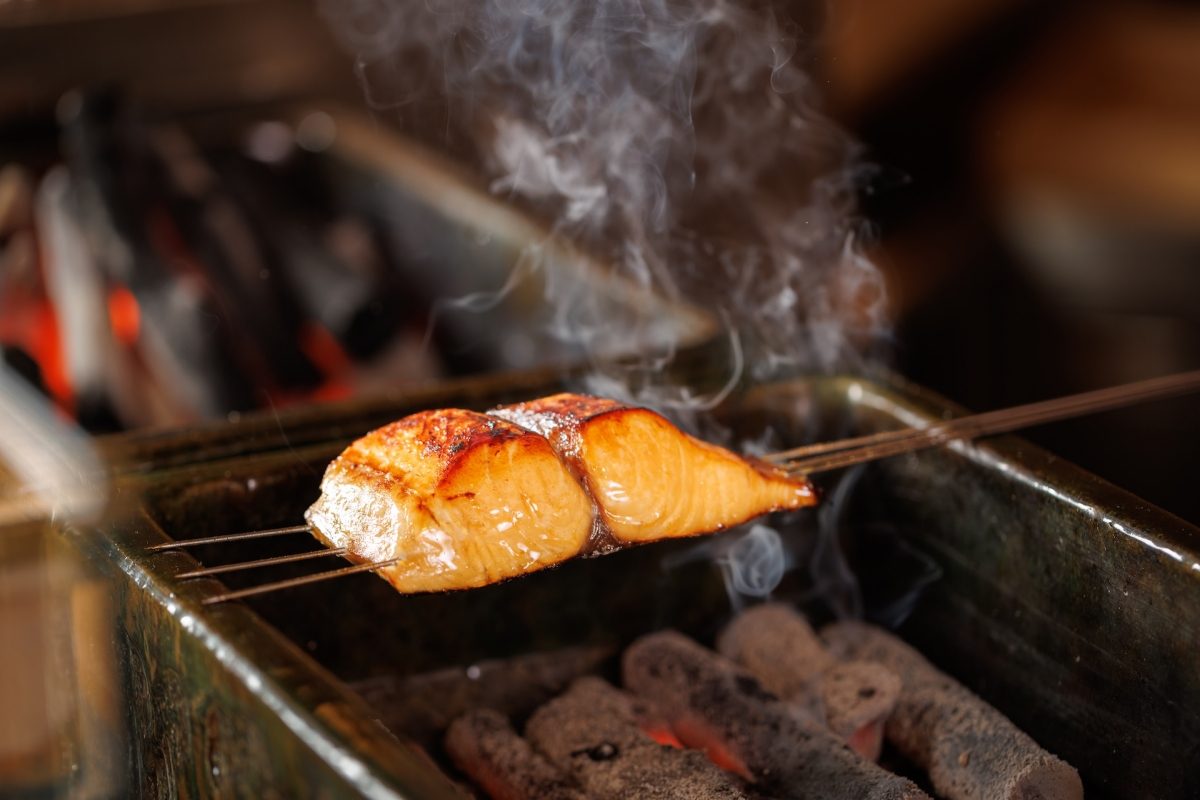 台北早午餐新選擇：民生社區日式烤魚「朝炭」新開幕、台北寒舍艾美「TIPSY Sparrow」推週末限定新菜