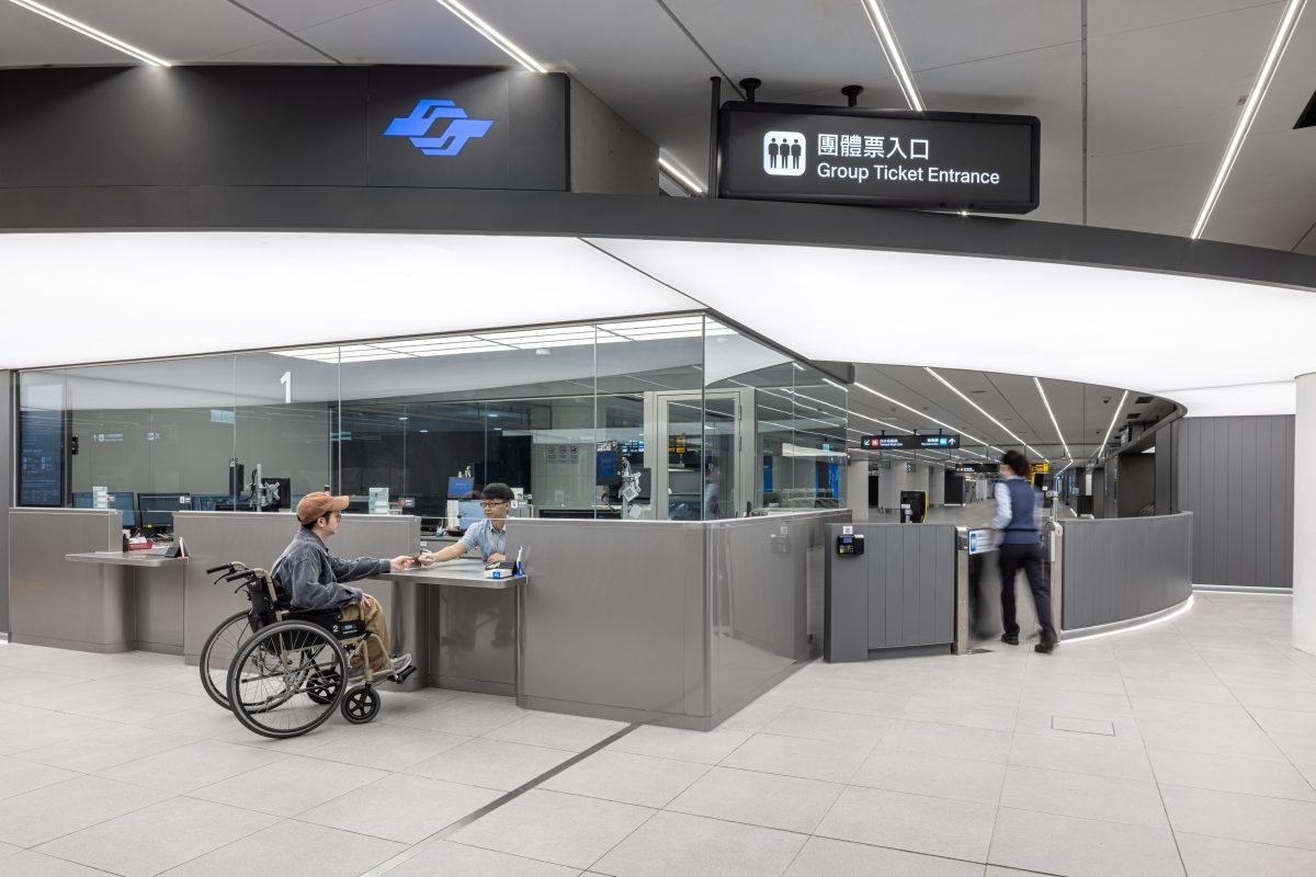 台北車站B3層變得更明亮、更有識別度了！「圓弧服務盒」柔化載體空間、重塑高密度轉乘秩序