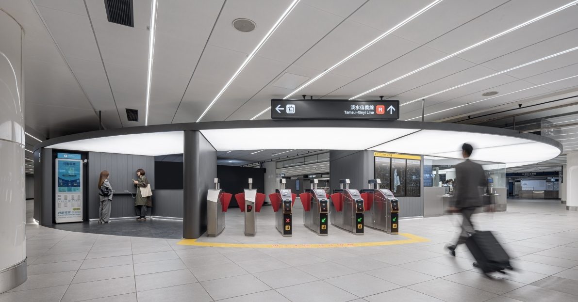 台北車站B3層變得更明亮、更有識別度了！「圓弧服務盒」柔化載體空間、重塑高密度轉乘秩序