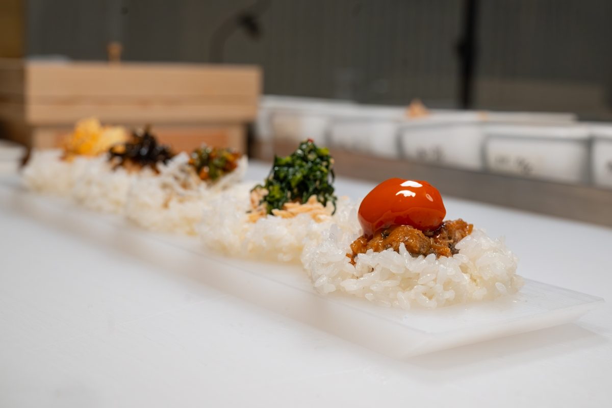 北車必吃日式立食飯糰：東京名店「一粒萬福」飯糰店登台，15種口味自由選配重現日式極簡美味