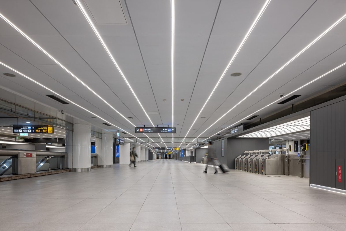 台北車站B3層變得更明亮、更有識別度了！「圓弧服務盒」柔化載體空間、重塑高密度轉乘秩序