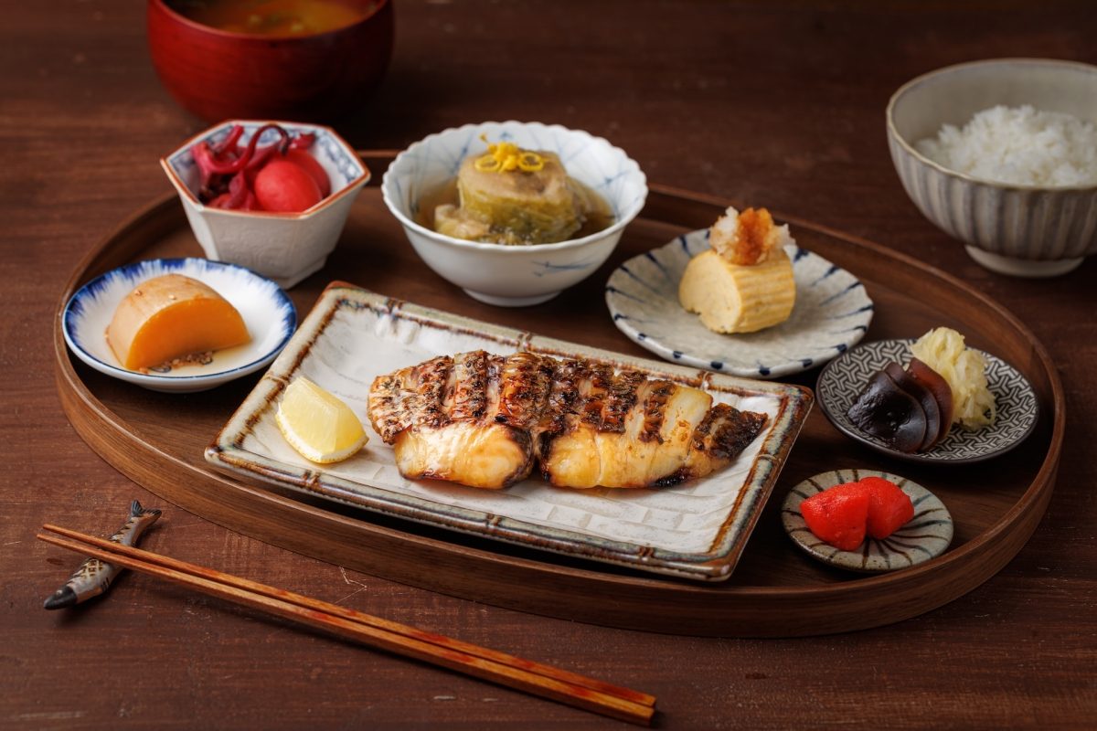 台北早午餐新選擇：民生社區日式烤魚「朝炭」新開幕、台北寒舍艾美「TIPSY Sparrow」推週末限定新菜