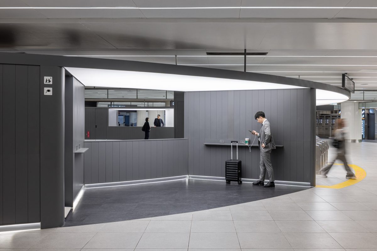 台北車站B3層變得更明亮、更有識別度了！「圓弧服務盒」柔化載體空間、重塑高密度轉乘秩序