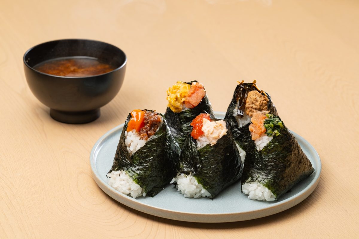 北車必吃日式立食飯糰：東京名店「一粒萬福」飯糰店登台，15種口味自由選配重現日式極簡美味