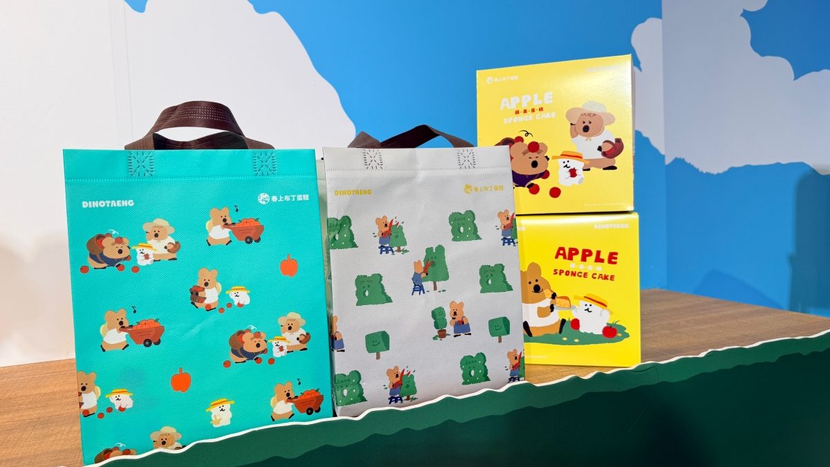 QUOKKA現身春上布丁蛋糕！春上布丁除了推聯名限定版蘋果蛋糕外，迪化街店更化身Dinotaeng門市造景