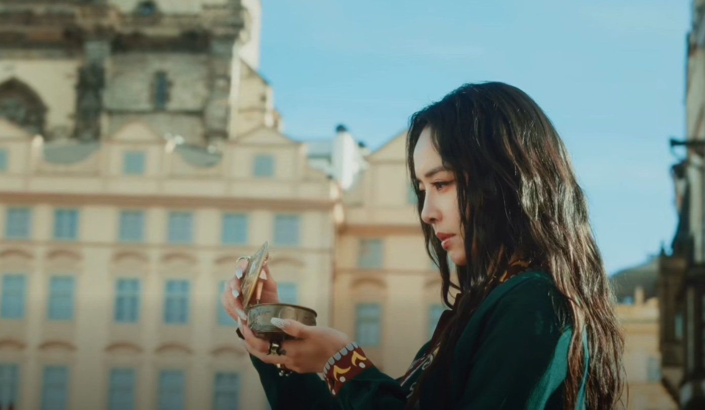 經過23年Jolin重新詮釋《布拉格廣場》！換上機師服成「星宇航空」台北-布拉格航線最美代言人