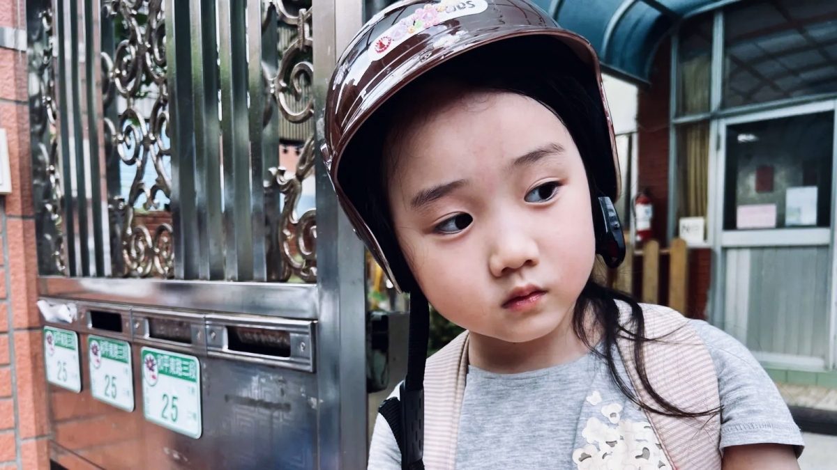 Netflix上架《左撇子女孩》兩天登TOP10!劇情在格格不入的自我中拉扯，你看懂了沒？