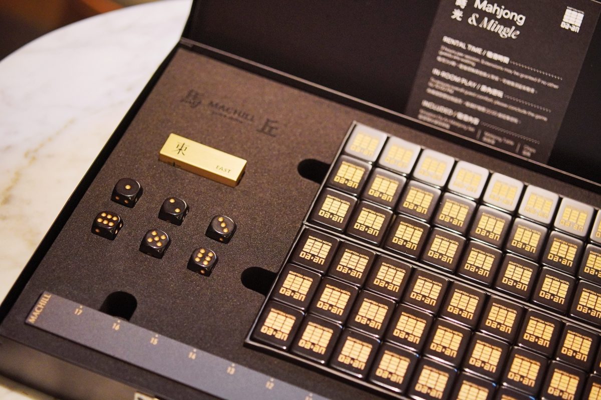 揪友住宿摸八圈成旅遊新風景？金普頓全球推「麻將時光」，台北金普頓大安同步跟進