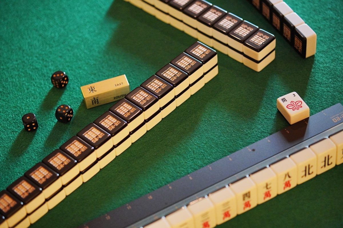 揪友住宿摸八圈成旅遊新風景？金普頓全球推「麻將時光」，台北金普頓大安同步跟進