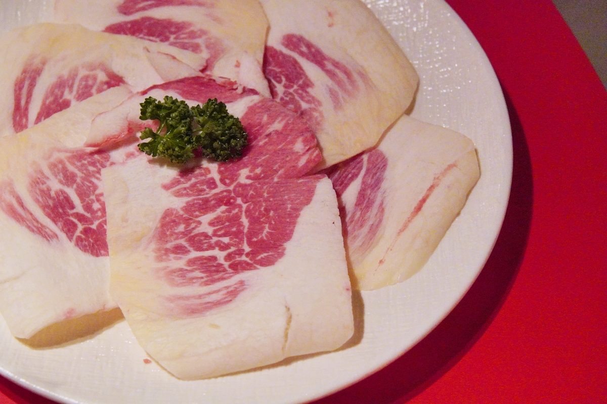 不堪虧損！富錦樹旗下「民生輝溫體牛」轉型成「民生輝麻辣鍋」店，2026更將跨圈合作開設東京風格髮廊