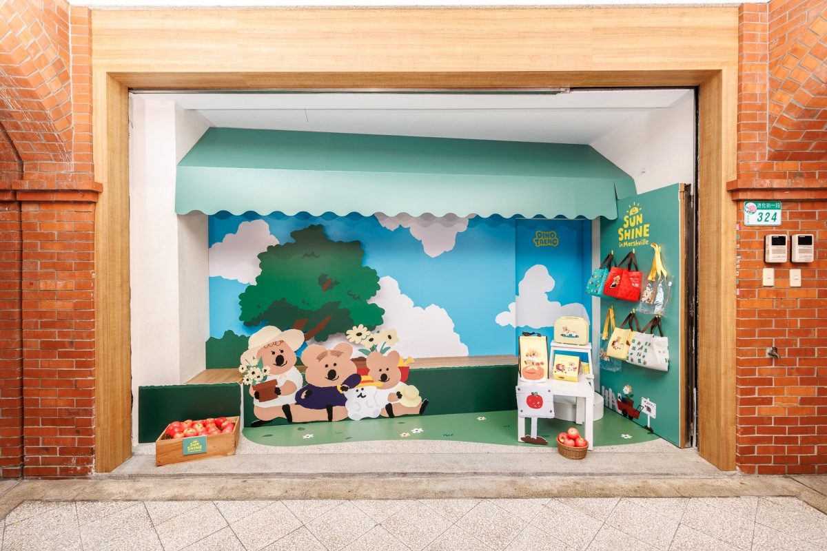 QUOKKA現身春上布丁蛋糕！春上布丁除了推聯名限定版蘋果蛋糕外，迪化街店更化身Dinotaeng門市造景